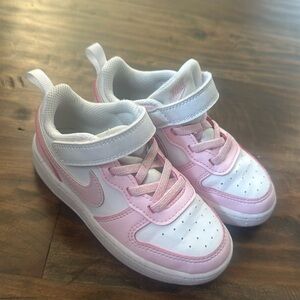 Great condition Pink and White Nike’s